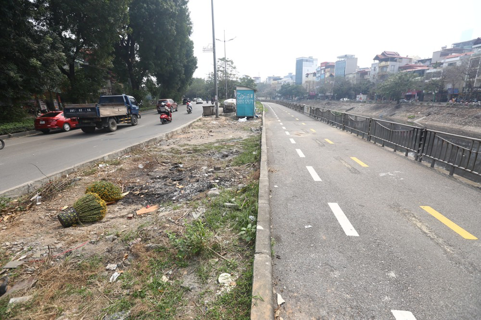 Đối với thực trạng hiện tại của tuyến đường dành cho xe đạp và người đi bộ dọc sông Tô Lịch, nhiều người dân và chuyên gia cho rằng TP. Hà Nội cần có giải pháp kết nối liền mạch các đoạn đường, xử lý tình trạng ô nhiễm sông Tô Lịch và nâng cấp hạ tầng tuyến đường... để thu hút người dân sử dụng. Đối với thực trạng hiện tại của tuyến đường dành cho xe đạp và người đi bộ dọc sông Tô Lịch, nhiều người dân và chuyên gia cho rằng TP. Hà Nội cần có giải pháp kết nối liền mạch các đoạn đường, xử lý tình trạng ô nhiễm sông Tô Lịch và nâng cấp hạ tầng tuyến đường... để thu hút người dân sử dụng.