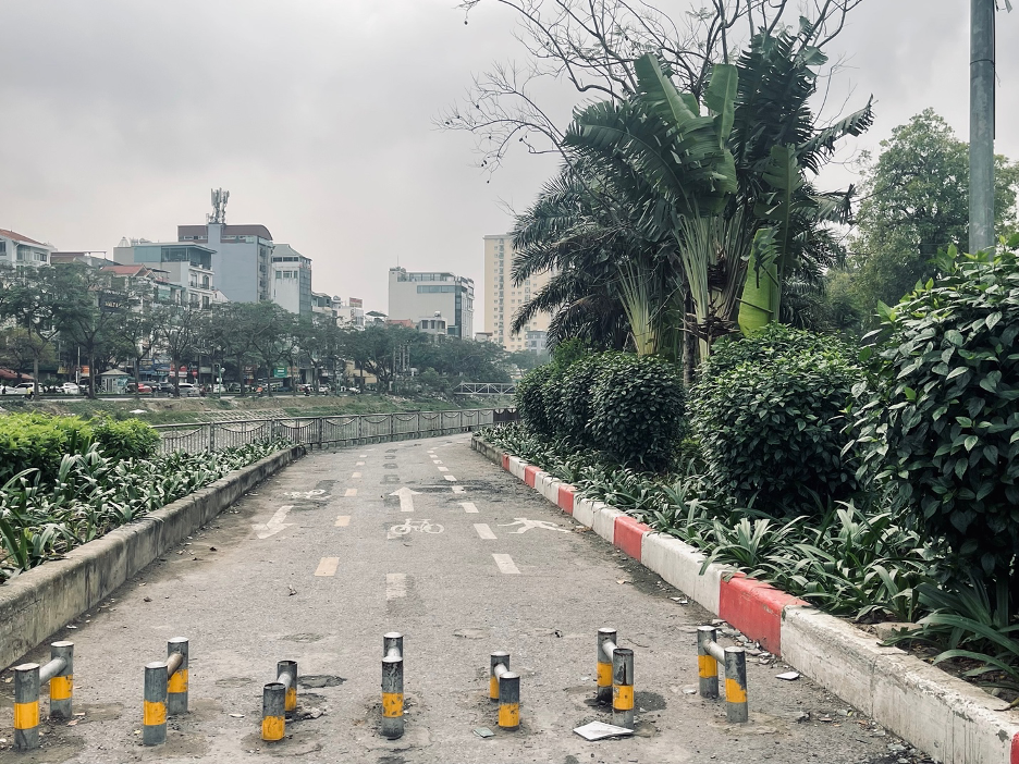 Có rất ít người qua lại tuyến đường này. Có rất ít người qua lại tuyến đường này.