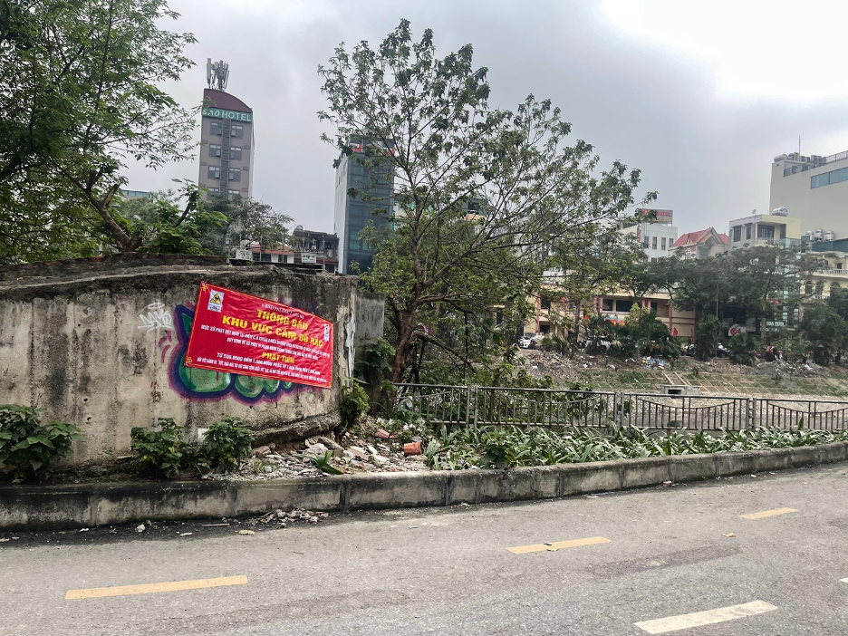 Nhiều người dân cho rằng việc tuyến đường dành cho người đi xe đạp dọc sông Tô Lịch chưa được thiết kế liền mạch, thiếu tính thuận tiện và ô nhiễm môi trường là lí do khiến họ chưa mặn mà với việc sử dụng tuyến đường này. Nhiều người dân cho rằng việc tuyến đường dành cho người đi xe đạp dọc sông Tô Lịch chưa được thiết kế liền mạch, thiếu tính thuận tiện và ô nhiễm môi trường là lí do khiến họ chưa mặn mà với việc sử dụng tuyến đường này.