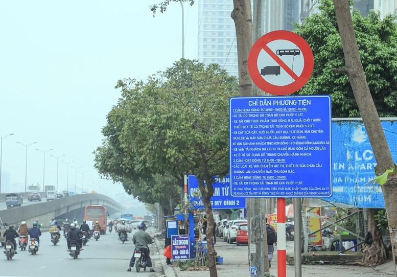 Cục Đường bộ Việt Nam yêu cầu xử lý dứt điểm các tồn tại về biển báo hiệu đường bộ trong tháng 4. Ảnh: Tạ Hải.