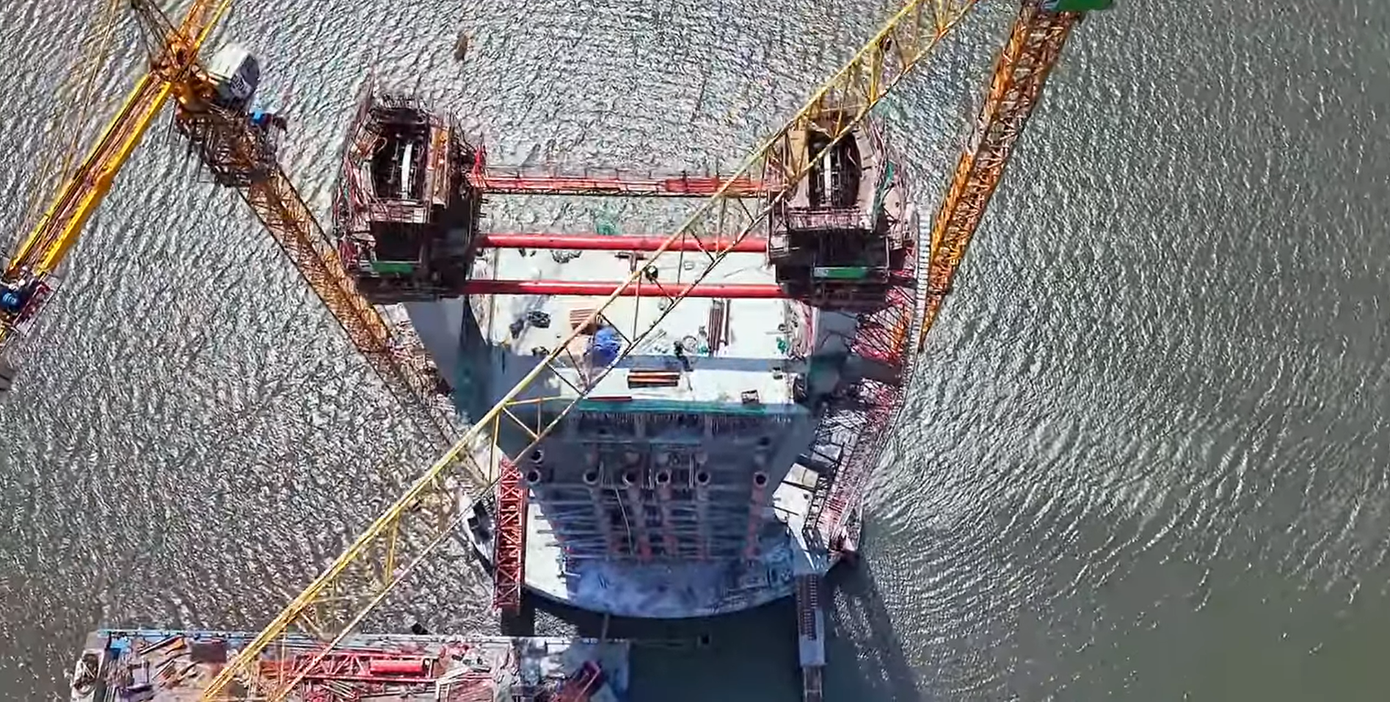 Trụ chính giúp nhịp thông thuyền của cầu lên đến 55m, thuộc hàng cao nhất Việt Nam. Ảnh: Đình Võ