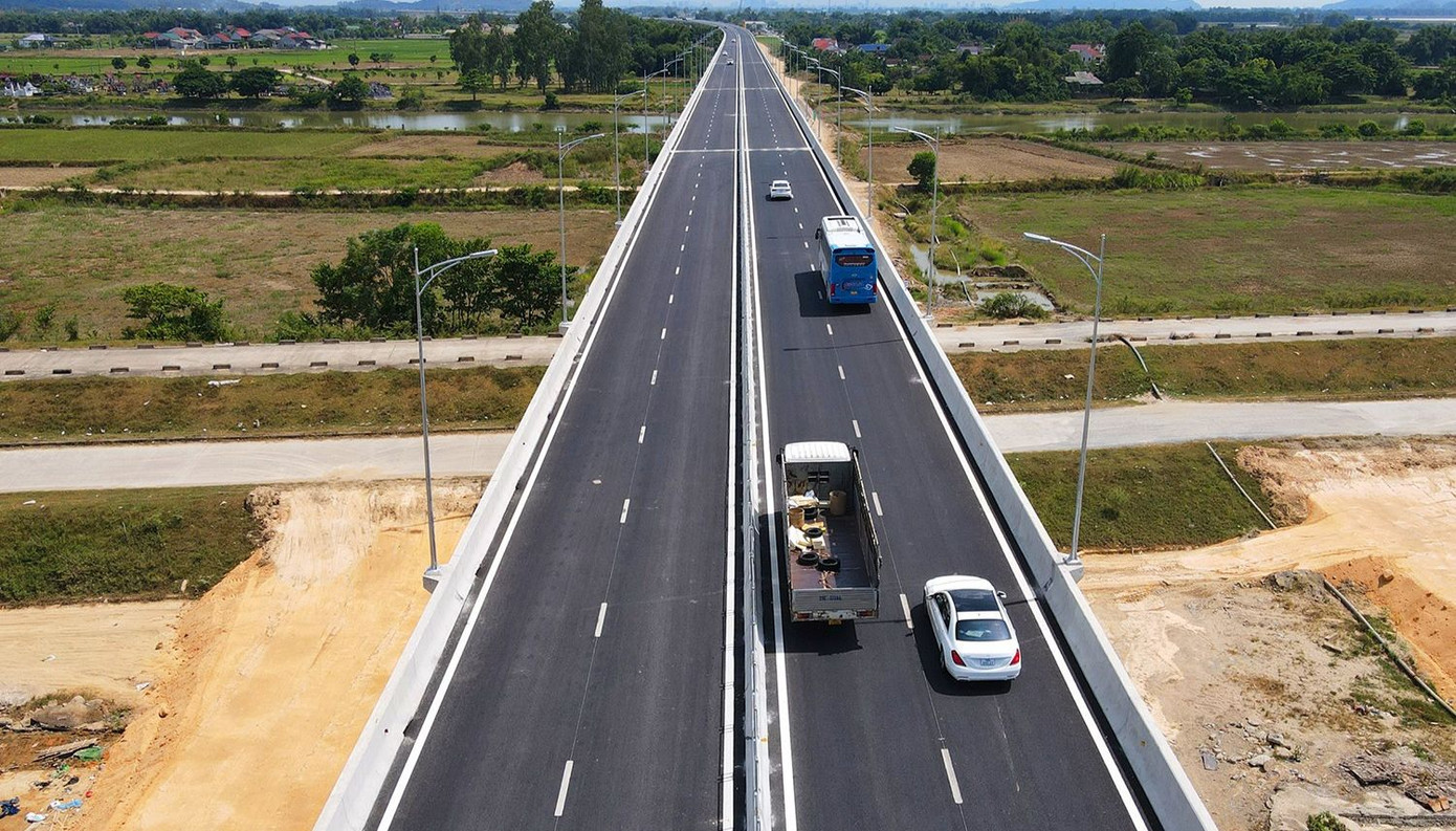 Từ 18h hôm nay (28/4), cao tốc Bãi Vọt - Hàm Nghi và Hàm Nghi - Vũng Áng đi qua địa bàn tỉnh Hà Tĩnh sẽ chính thức thông xe. Ảnh: Báo Hà Tĩnh.