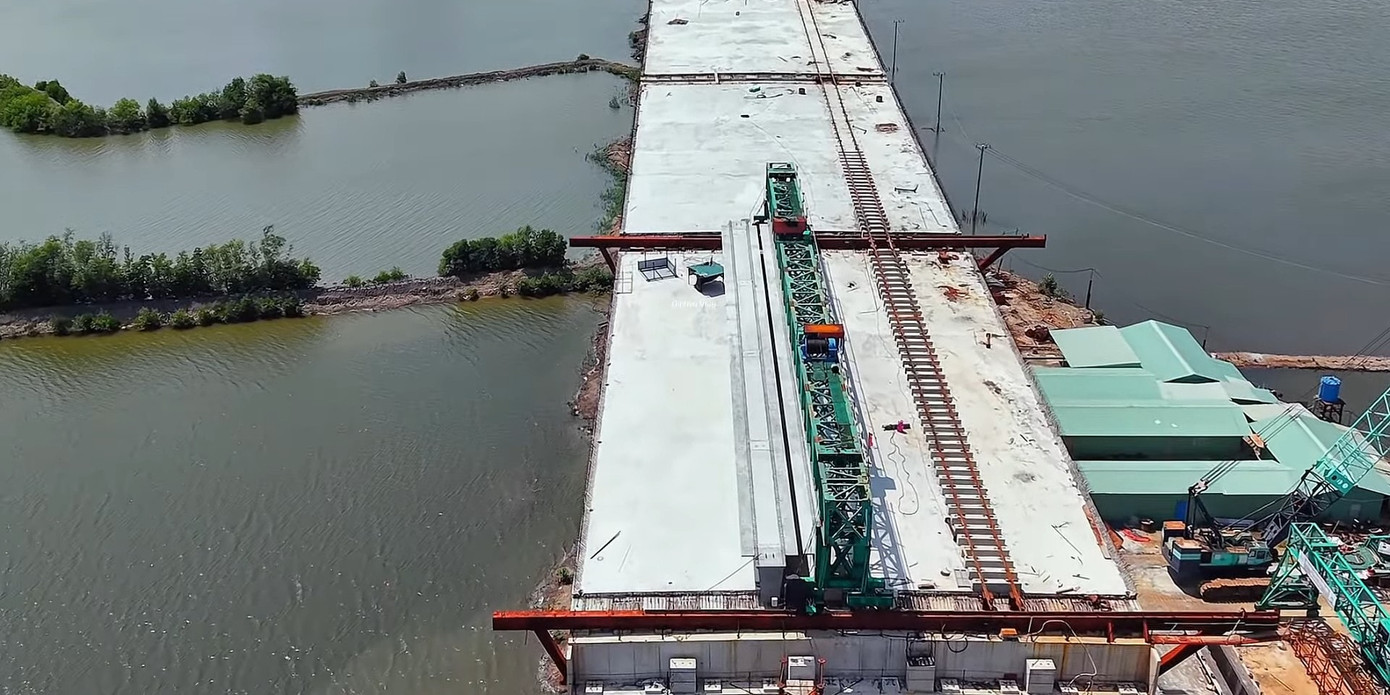 Những nhịp cầu cạn đầu tiên từ phía đường dẫn trên địa phận tỉnh Bà Rịa - Vũng Tàu lên cầu cũng đã được lắp đặt. Ảnh: Đình Võ