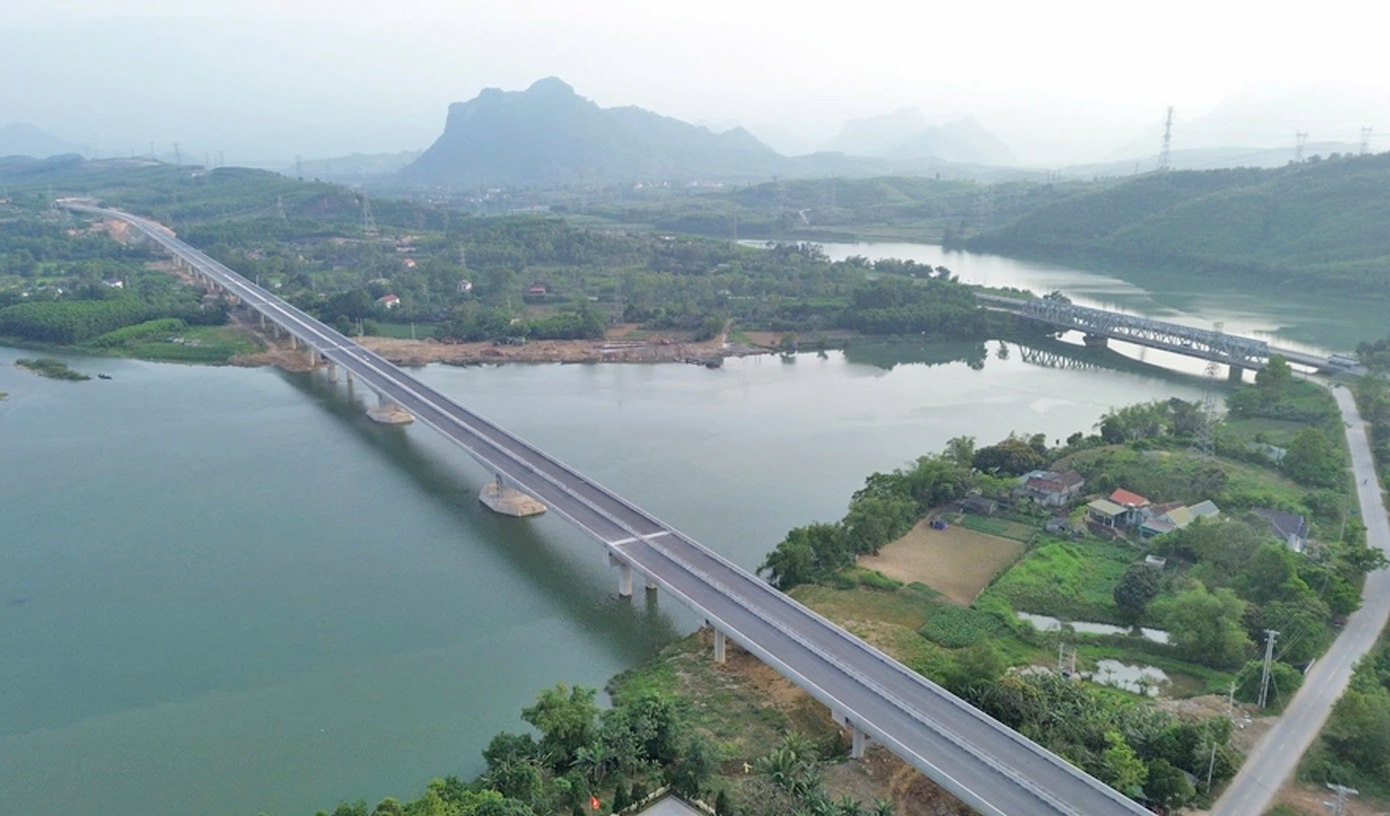 Phương tiện giao thông sẽ chính thức được lưu thông trên cao tốc đoạn Bùng - Vạn Ninh từ ngày 28/4. Ảnh: Báo Giao thông. Phương tiện giao thông sẽ chính thức được lưu thông trên cao tốc đoạn Bùng - Vạn Ninh từ ngày 28/4. Ảnh: Báo Giao thông.