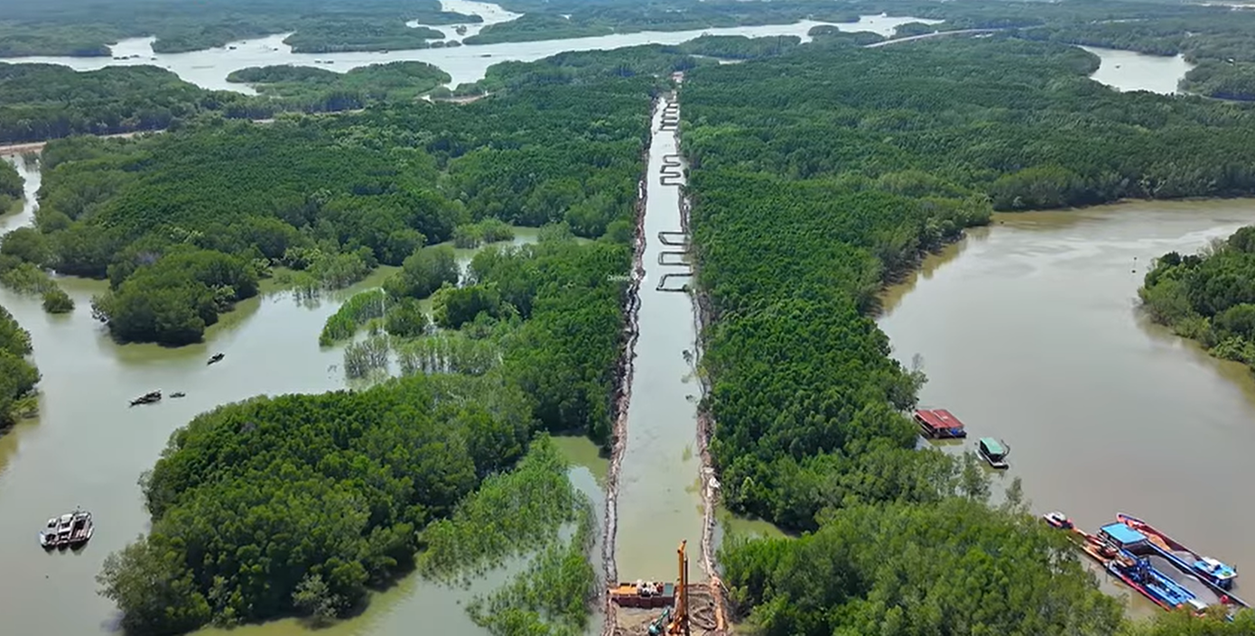 Phần đường dẫn phía tỉnh Đồng Nai cũng đã được phát quang cây cối, tạo hình đường để đơn vị thi công tiếp cận. Ảnh: Đình Võ Vlog.