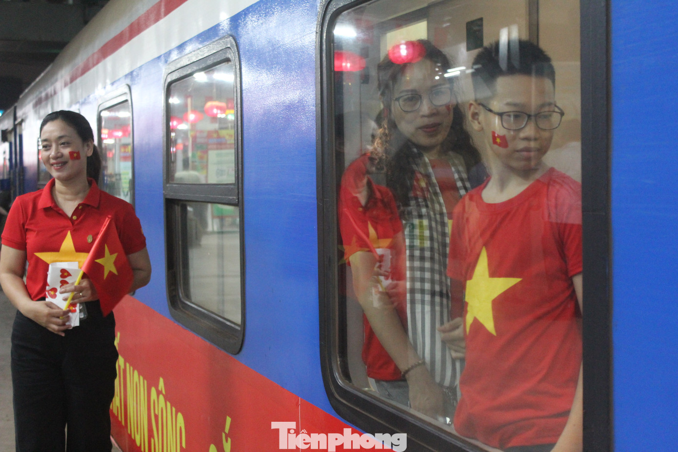 Toàn bộ nhân viên đường sắt trên tàu và dưới ga phục vụ đoàn tàu Thống Nhất đều mặc đồng phục áo đỏ sao vàng.