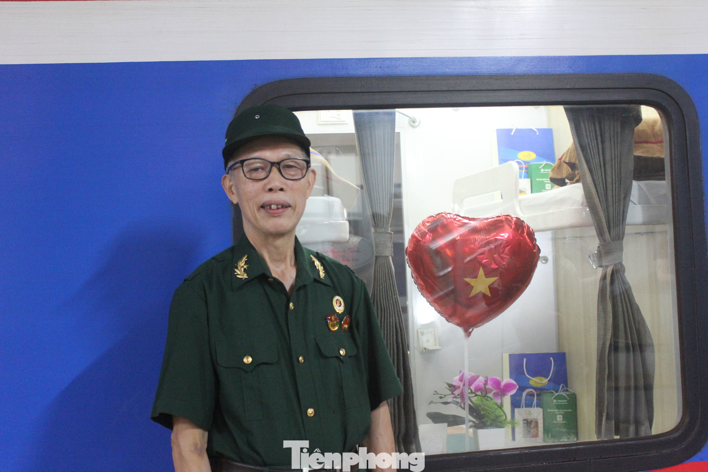 Tại ga Hà Nội trong tối 29/4, cựu chiến binh Nguyễn Ngọc Luân (72 tuổi, Hà Nội) cho biết, năm 1973 ông tham gia chiến trường miền Tây, sau đó được tập kết lên khu vực biên giới. Sau ngày đất nước giải phóng, ông Luân chỉ hi vọng một ngày nào đó được đi tàu Thống Nhất để trở lại chiến trường xưa, tìm lại hài cốt của những người đồng đội đã ngã xuống trước ngày đất nước thống nhất để mang về quê nhà.