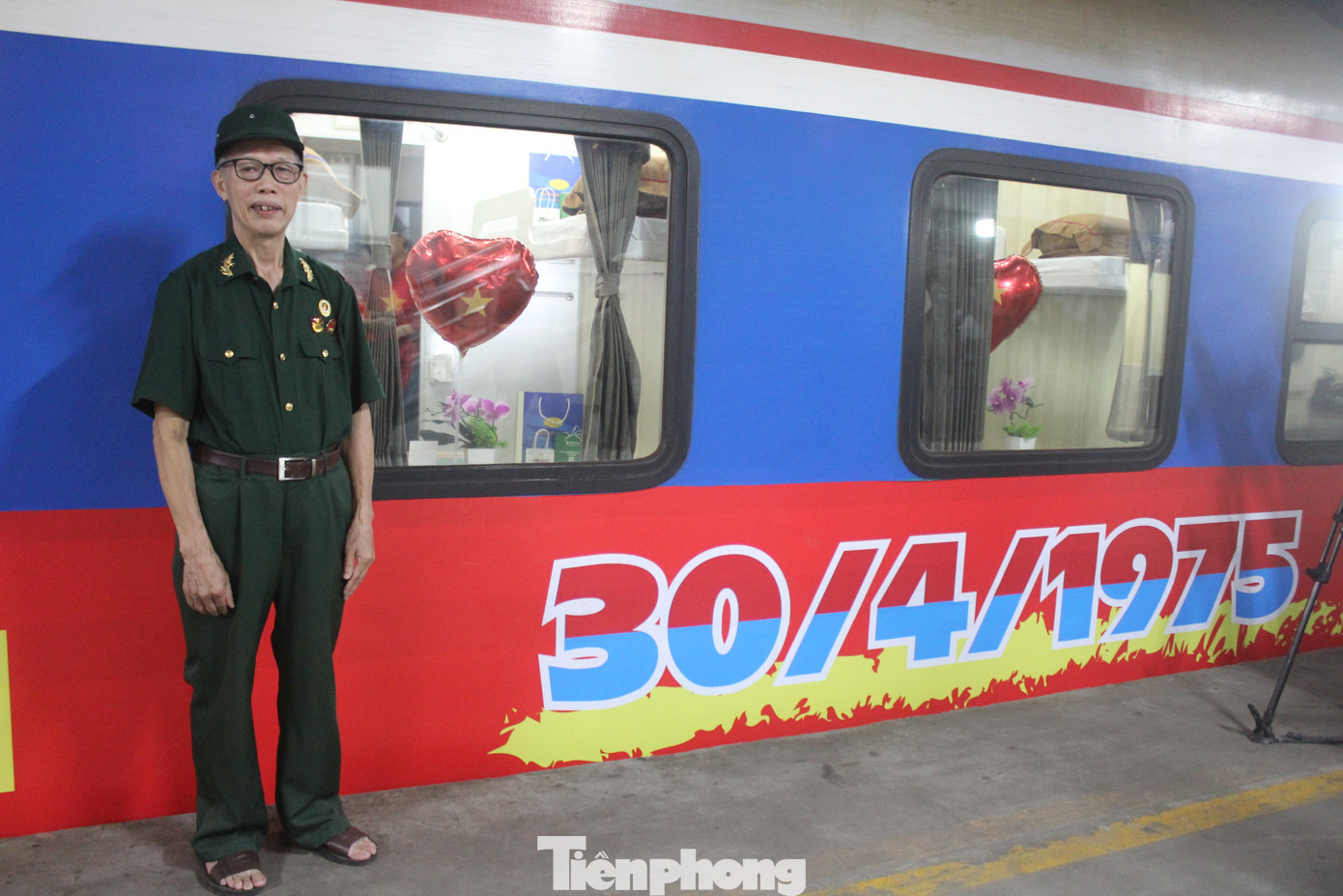 Do đó, khi nhìn thấy đoàn tàu Thống Nhất với cờ đỏ sao vàng nhân dịp kỷ niệm 50 giải phóng miền Nam, ông Luân không nén được cảm xúc bồi hồi. Vị cựu chiến binh tuổi U80 mong ngày càng có nhiều đoàn tàu Thống Nhất như hôm nay, để những người lính như ông được sống lại phút giây thiêng liêng của dân tộc, được thắp nén nhang lòng cho những người đồng đội đã ngã xuống trước khi Bắc - Nam sum họp một nhà.