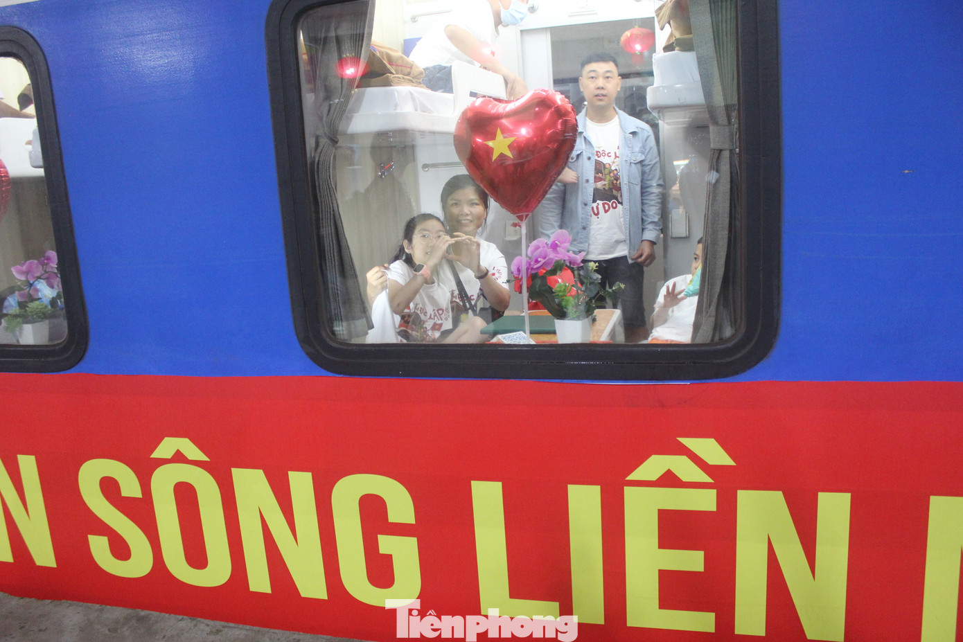 Đoàn tàu Thống Nhất đặc biệt được thiết kế riêng theo chủ đề giải phóng miền Nam, nhằm mang lại cho hành khách không gian trải nghiệm giàu cảm xúc và chiều sâu tinh thần.