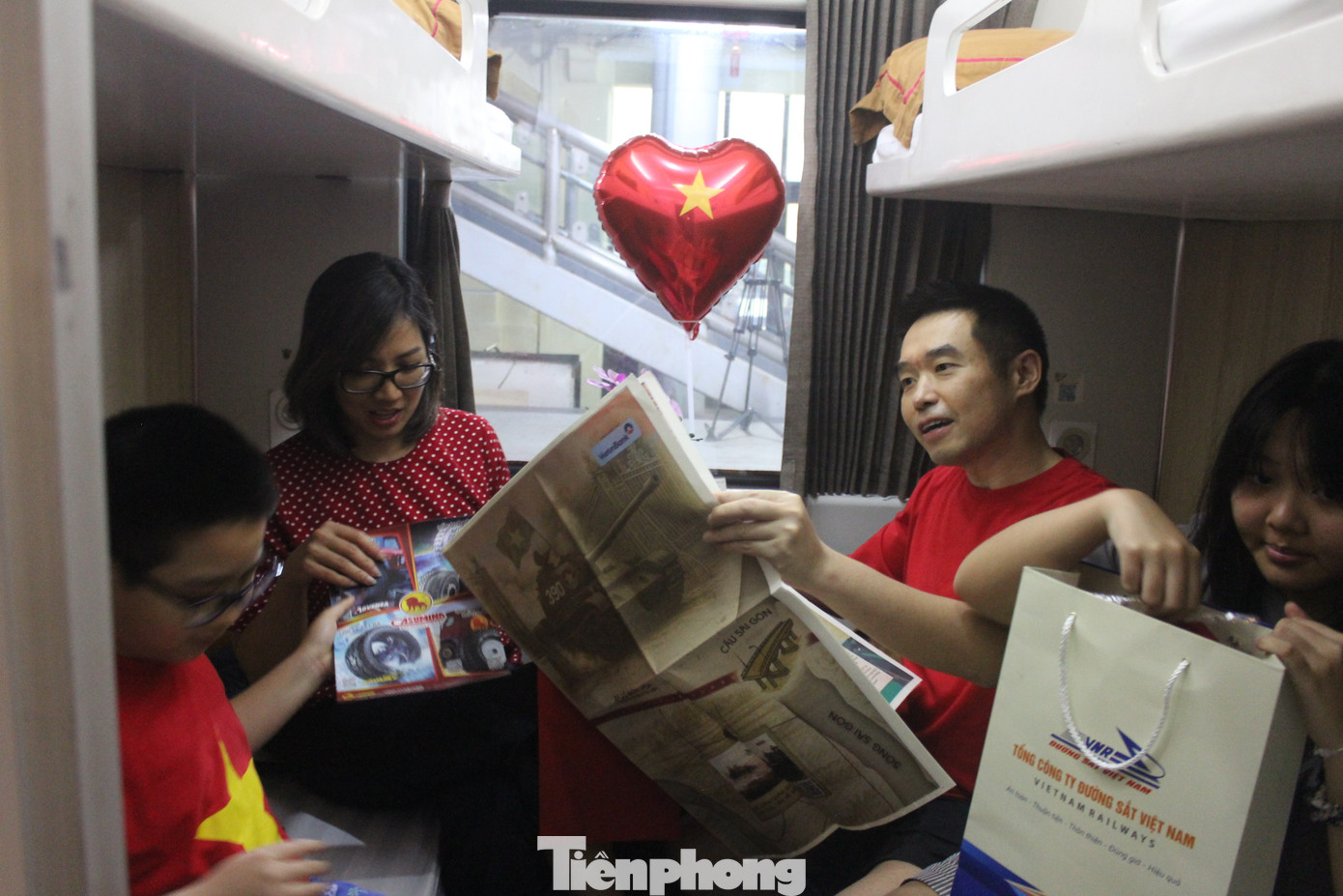 Chị Trang cho biết bản thân vô cùng ấn tượng với không khí rộn ràng của lễ tiễn tàu, mọi người ai ai cũng cầm trên tay lá cờ đỏ sao vàng khiến chị không khỏi bồi hồi và xúc động. "Khi lên tàu, nhân viên tàu phục vụ chu đáo, không gian khoang tàu hiện đại, tiện nghi với những món quà đặc biệt khiến gia đình vô cùng hào hứng. Thật may mắn vì gia đình tôi đã được tham gia hành trình đặc biệt này", chị Trang xúc động nói.