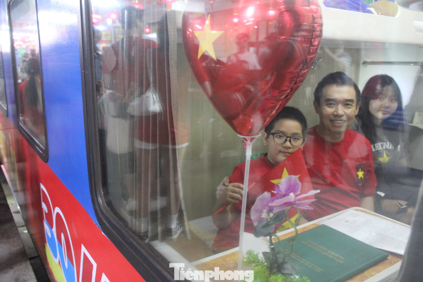 Chị Trang cho biết bản thân vô cùng ấn tượng với không khí rộn ràng của lễ tiễn tàu, mọi người ai ai cũng cầm trên tay lá cờ đỏ sao vàng khiến chị không khỏi bồi hồi và xúc động. "Khi lên tàu, nhân viên tàu phục vụ chu đáo, không gian khoang tàu hiện đại, tiện nghi với những món quà đặc biệt khiến gia đình vô cùng hào hứng. Thật may mắn vì gia đình tôi đã được tham gia hành trình đặc biệt này", chị Trang xúc động nói.