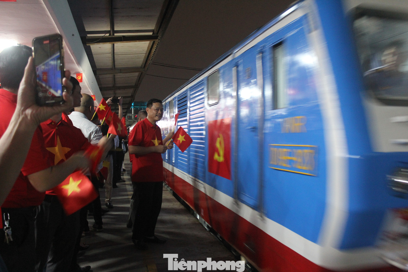 Bày tỏ cảm xúc trước giờ đoàn tàu Thống Nhất lăn bánh, để chào mừng 50 năm Ngày giải phóng miền Nam thống nhất đất nước, ông Cao Hùng Nam - Trưởng tàu khách SE1 - cho biết: Trong gần 20 năm gắn bó với ngành đường sắt, từng vận hành các đoàn tàu phục vụ những sự kiện lớn của ngành, nhưng đặc biệt nhất có lẽ là chuyến tàu lần này.