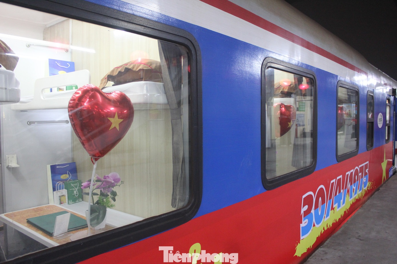 Hành trình của đoàn tàu Thống Nhất nhằm mục đích tri ân các thế hệ cha anh đã đổ mồ hôi và xương máu để giành lại độc lập cho đất nước, trong số 800 hành khách trên 2 đoàn tàu Thống Nhất đặc biệt có những cựu chiến binh và gia đình có công với cách mạng.