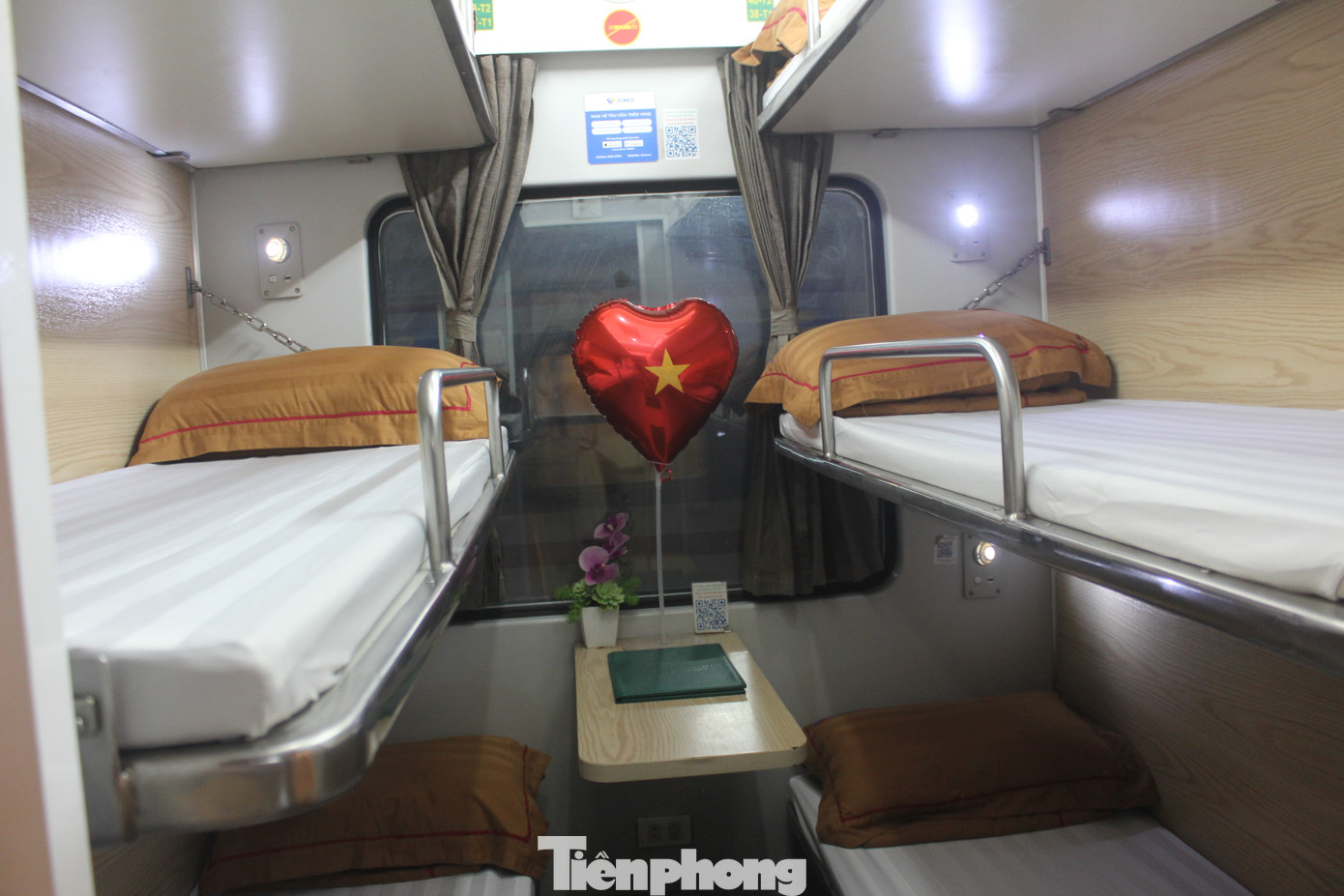 Chia sẻ với PV Tiền Phong, chị Hồng Trang (43 tuổi, Hà Nội) bày tỏ đã rất lâu gia đình chị mới đi lại tàu, lần này tham gia hành trình đoàn tàu Thống Nhất nhân dịp 50 Ngày giải phóng miền Nam, gia đình chị vô cùng bất ngờ vì sự đổi thay và phát triển của ngành đường sắt Việt Nam.