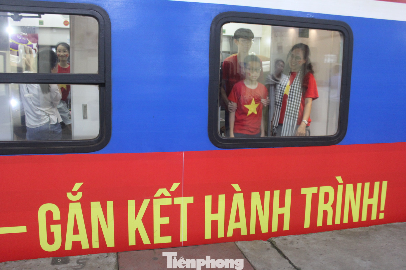 Đoàn tàu Thống Nhất đặc biệt được thiết kế riêng theo chủ đề giải phóng miền Nam, nhằm mang lại cho hành khách không gian trải nghiệm giàu cảm xúc và chiều sâu tinh thần.