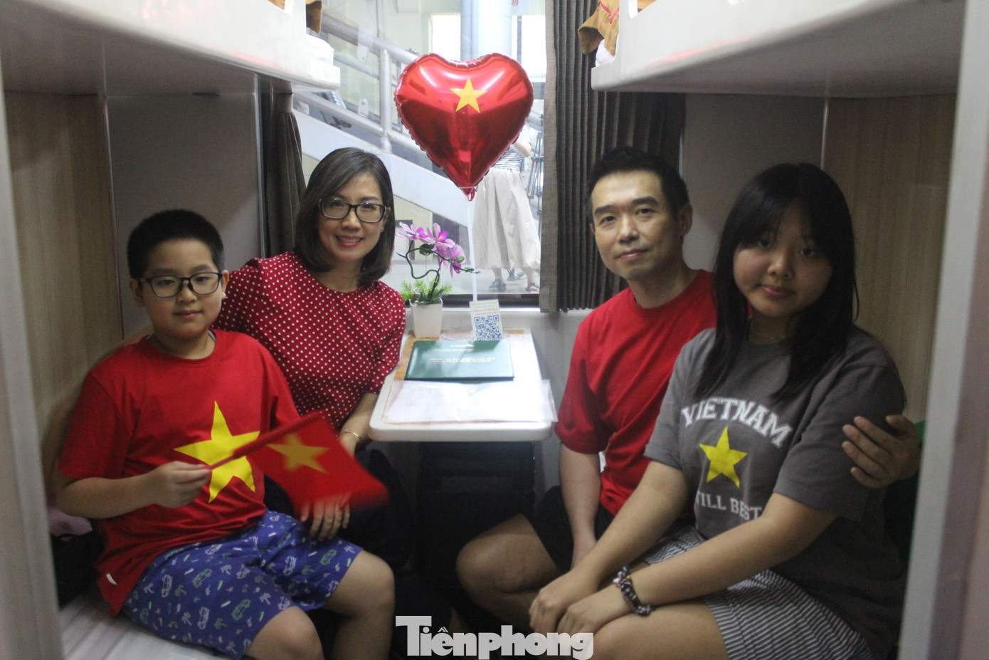 Chia sẻ với PV Tiền Phong, chị Hồng Trang (43 tuổi, Hà Nội) bày tỏ đã rất lâu gia đình chị mới đi lại tàu, lần này tham gia hành trình đoàn tàu Thống Nhất nhân dịp 50 Ngày giải phóng miền Nam, gia đình chị vô cùng bất ngờ vì sự đổi thay và phát triển của ngành đường sắt Việt Nam.