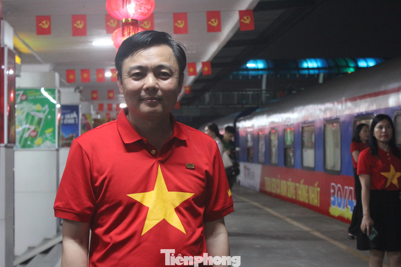 Trao đổi với PV Tiền Phong tại lễ tiễn tàu, ông Hoàng Gia Khánh - Tổng Giám đốc VNR - cho biết, đoàn tàu Thống Nhất lần này có nhiều điểm mới đặc biệt. Bởi lẽ, chuyến tàu đầu tiên từ Hà Nội vào TPHCM năm 1976 phải mất khoảng 4 ngày (tức hơn 80h), nhưng nay hành trình tàu Thống Nhất chỉ mất khoảng 32-33h.