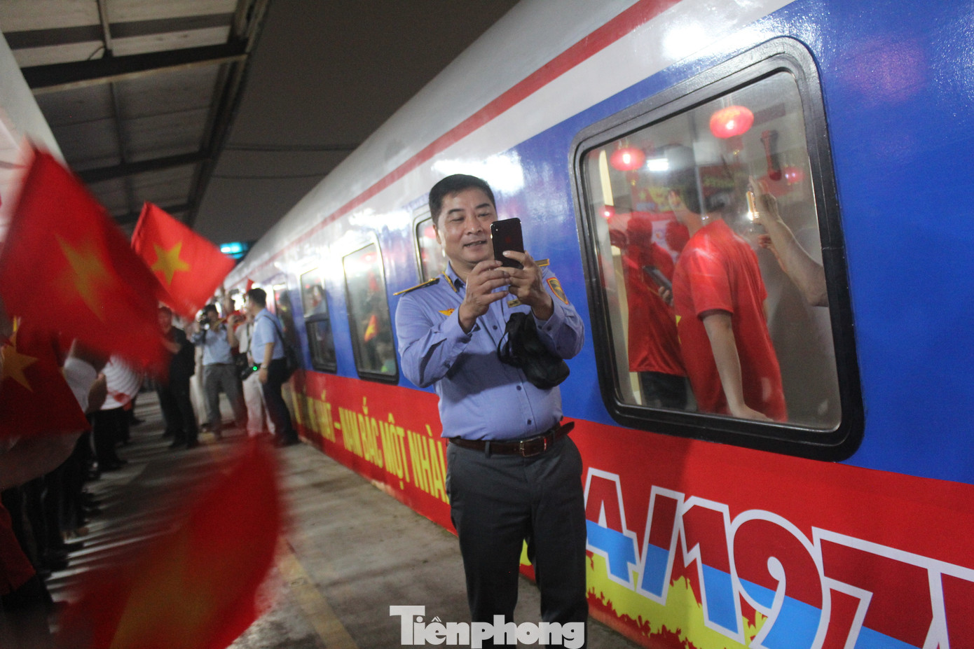 Bày tỏ cảm xúc trước giờ đoàn tàu Thống Nhất lăn bánh, để chào mừng 50 năm Ngày giải phóng miền Nam thống nhất đất nước, ông Cao Hùng Nam - Trưởng tàu khách SE1 - cho biết: Trong gần 20 năm gắn bó với ngành đường sắt, từng vận hành các đoàn tàu phục vụ những sự kiện lớn của ngành, nhưng đặc biệt nhất có lẽ là chuyến tàu lần này.