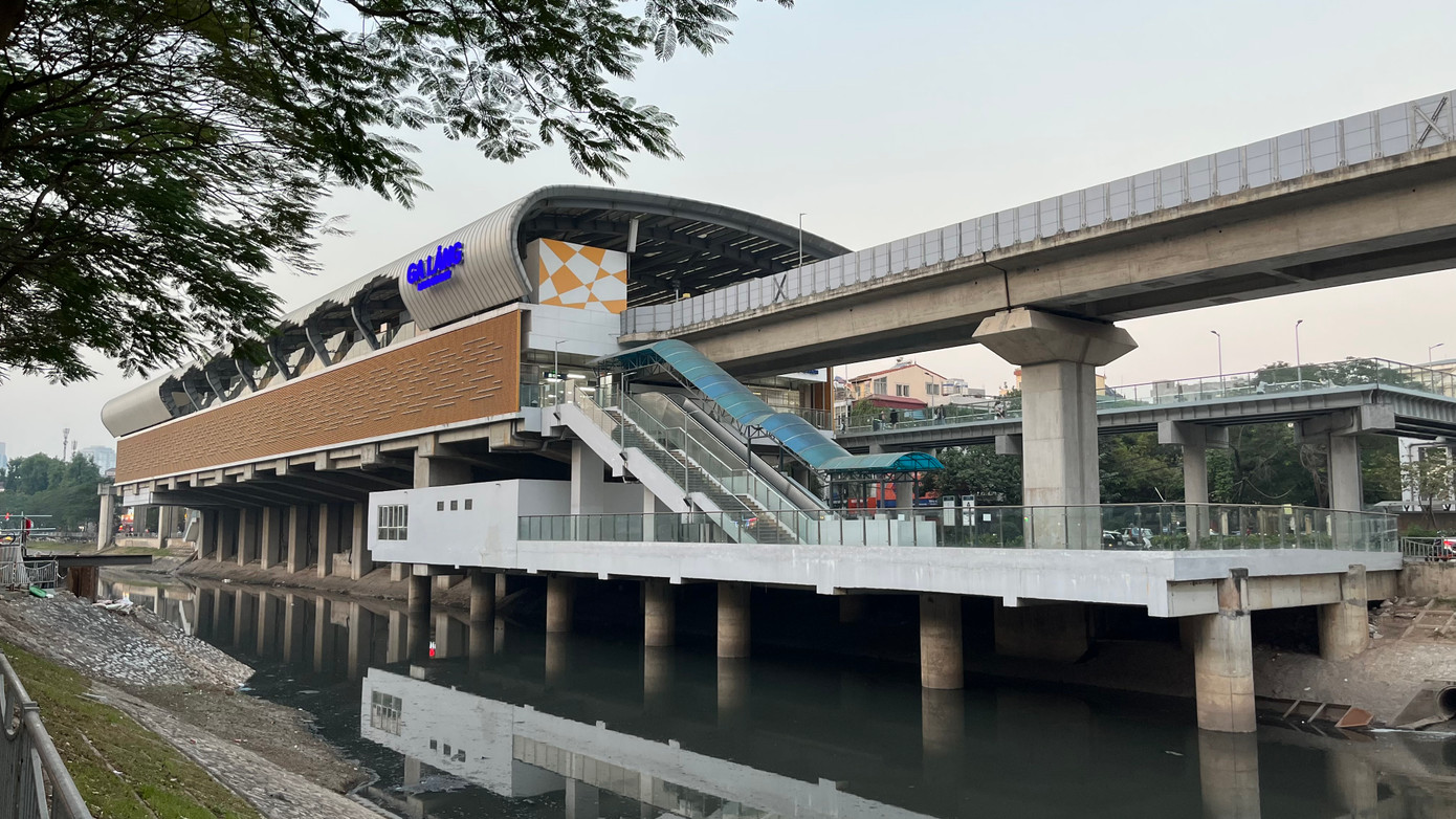 Để phục vụ tối đa nhu cầu di chuyển của người dân, tuyến đường xe đạp dọc sông Tô Lịch còn được cải tạo để kết nối với ga tàu điện trên đường Láng và 6 trạm xe bus công cộng. Ảnh: Wikipedia. Để phục vụ tối đa nhu cầu di chuyển của người dân, tuyến đường xe đạp dọc sông Tô Lịch còn được cải tạo để kết nối với ga tàu điện trên đường Láng và 6 trạm xe bus công cộng. Ảnh: Wikipedia.