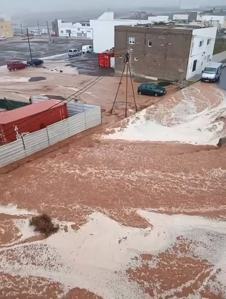 Du khách đang được khuyến cáo hoãn lại hoặc xem xét thay đổi kế hoạch du lịch đến Lanzarote hiện tại. Ảnh: X.