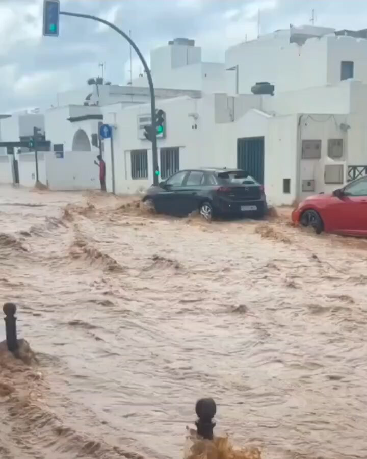 Du khách đang được khuyến cáo hoãn lại hoặc xem xét thay đổi kế hoạch du lịch đến Lanzarote hiện tại. Ảnh: X.