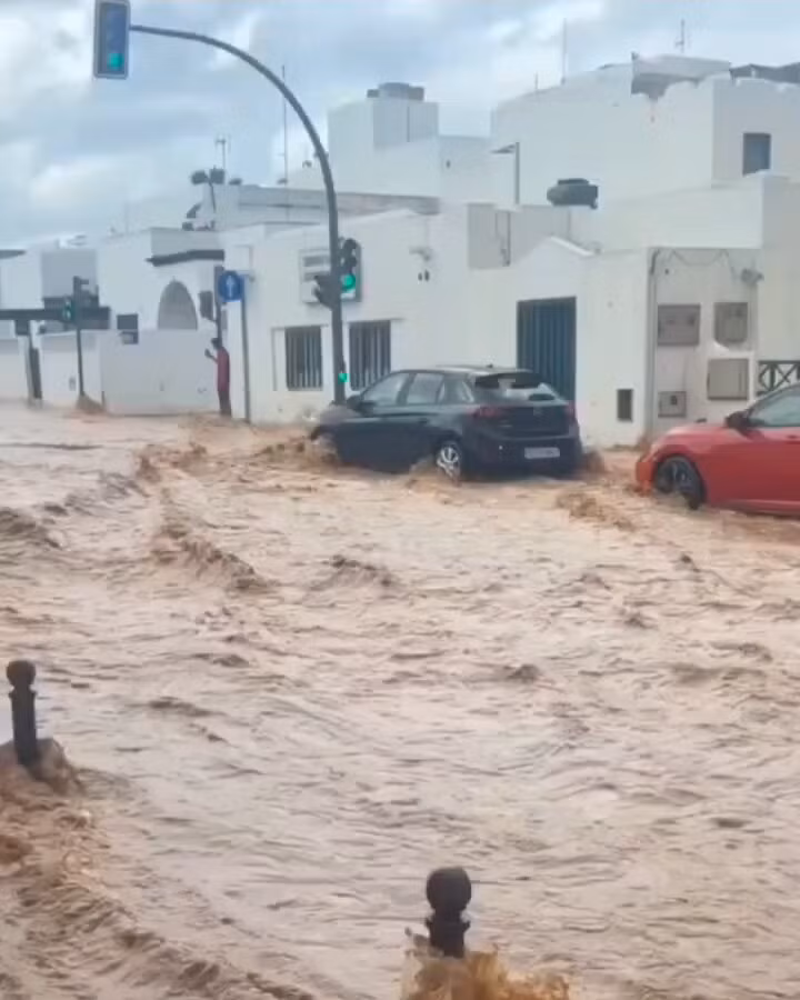 Du khách đang được khuyến cáo hoãn lại hoặc xem xét thay đổi kế hoạch du lịch đến Lanzarote hiện tại. Ảnh: X.