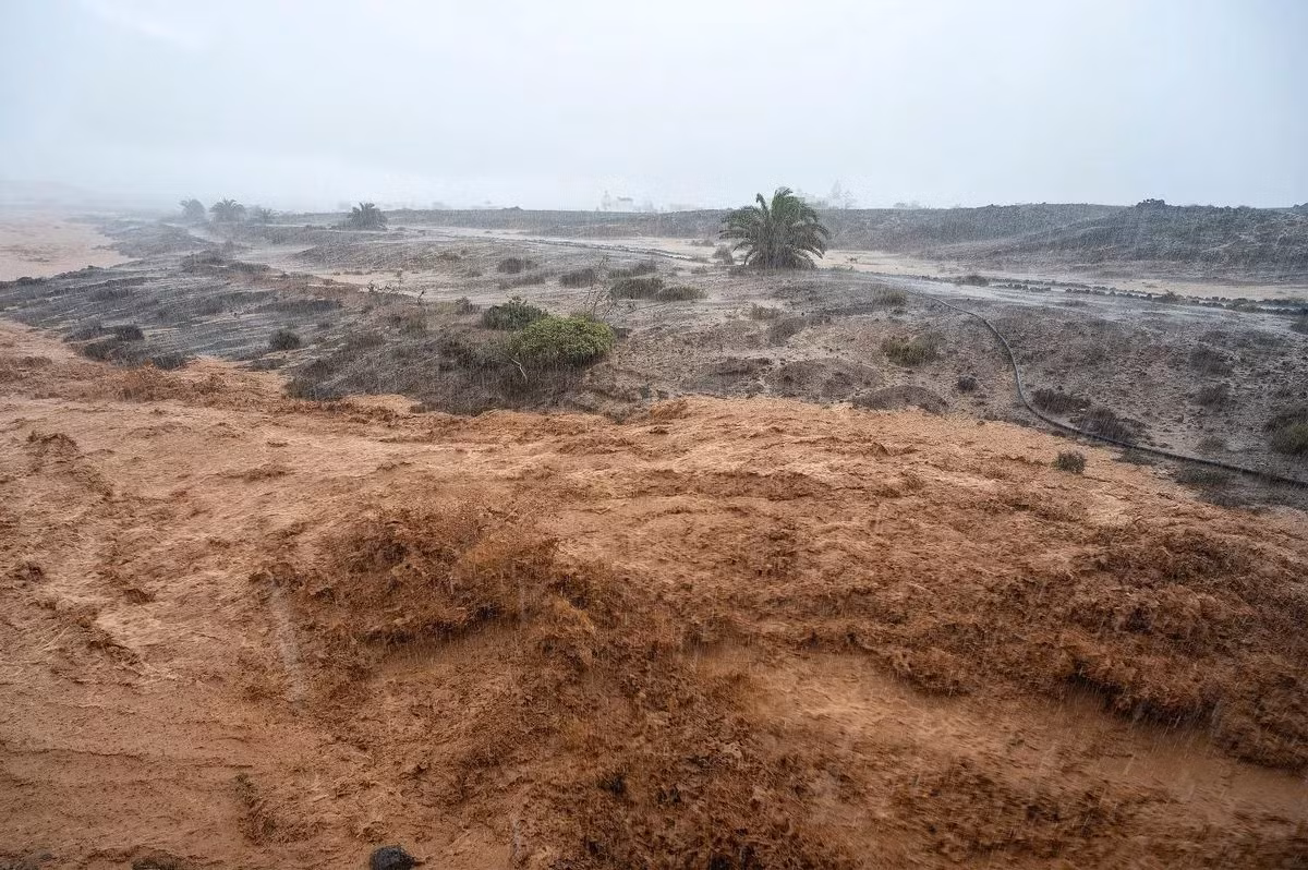 Hình ảnh trước và sau trận lũ lụt trên đảo Lanzarote của Tây Ban Nha. Ảnh: EPA.