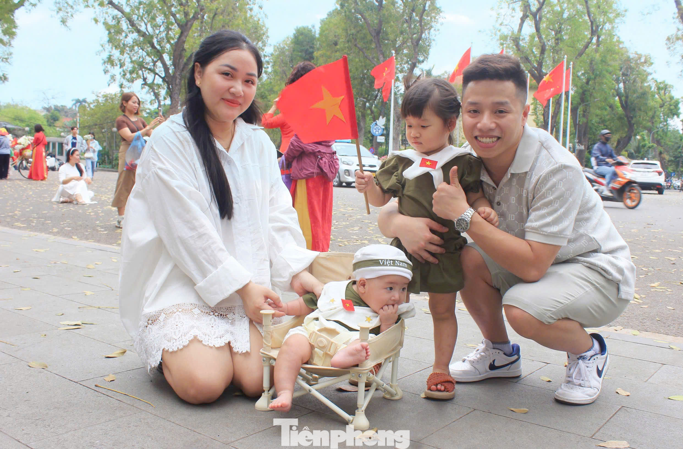 Gia đình chị Thanh Trúc (28 tuổi, Bắc Giang) đưa con trai là bé Minh Đăng (5 tháng tuổi) cùng bé Minh Châu (2 tuổi) ra Hà Nội để chụp ảnh kỷ niệm vào dịp nghỉ lễ 30/4 - 1/5.