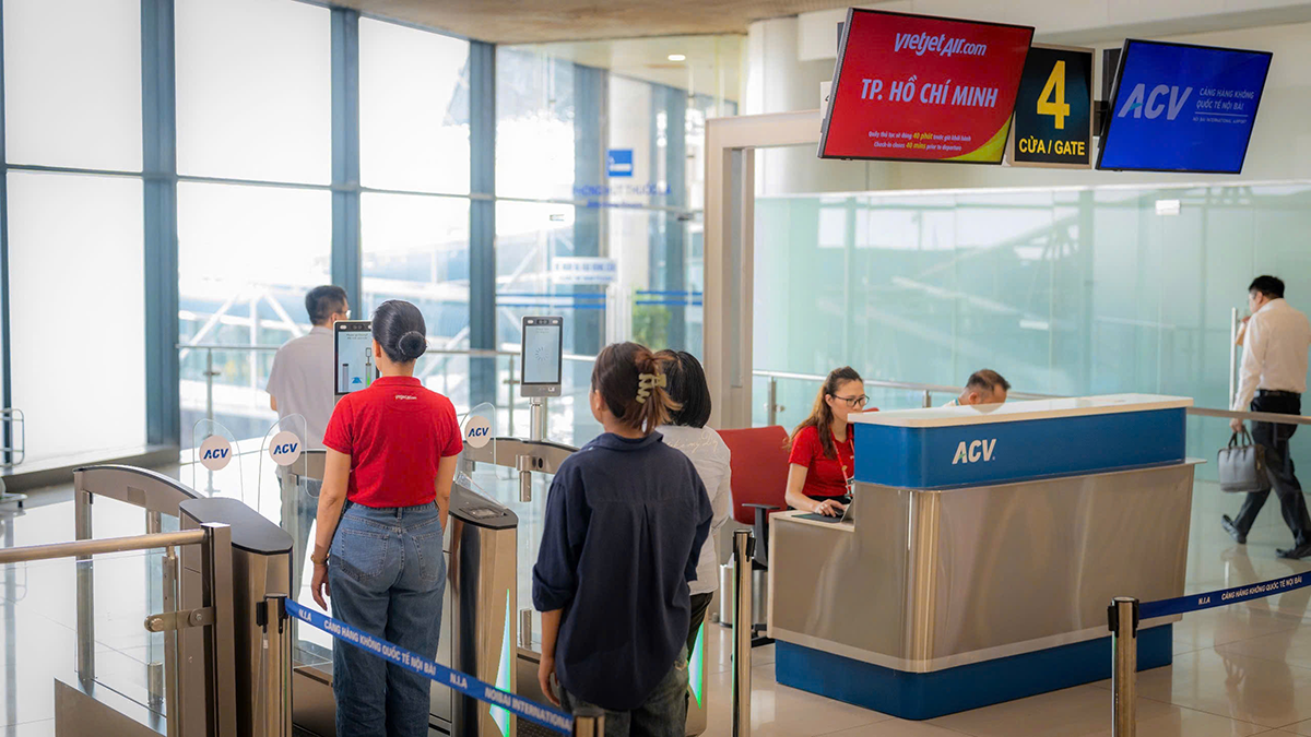 Hành khách muốn triển khai thủ tục hàng không bằng công nghệ sinh trắc học cần mang điện thoại và cập nhật VNeID lên mức độ 2. Ảnh: NIA. Hành khách muốn triển khai thủ tục hàng không bằng công nghệ sinh trắc học cần mang điện thoại và cập nhật VNeID lên mức độ 2. Ảnh: NIA.