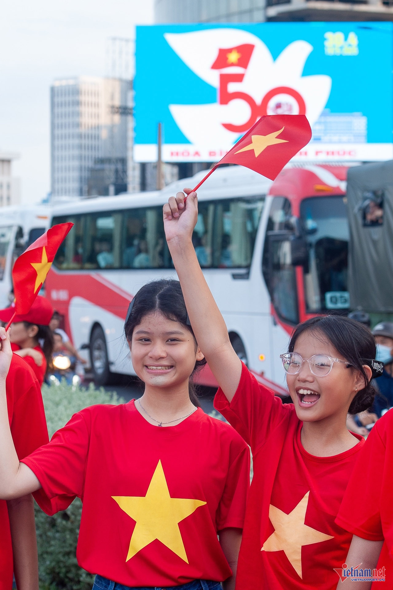 Niềm vui, lòng yêu nước hiển hiện trên từng nét mặt nhiều người, trong đó có các em học sinh ở tụ điểm bắn pháo hoa.