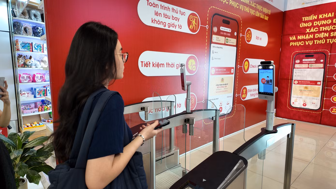Để rút ngắn thời gian làm thủ tục, hành khách đi các chuyến bay nội địa của Vietnam Airlines và Vietjet tại Nội Bài, có thể sử dụng tiện ích sinh trắc học VNeID tại các làn an ninh soi chiếu khu C, E và các cửa ra máy bay - Nhà ga hành khách T1. Ảnh: NIA.