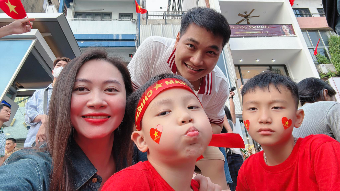 Dù giá vé máy bay đắt đỏ nhưng chị Mai Trang vẫn quyết định bay vào TPHCM để đoàn tụ với chồng con và đi xem diễu binh. Ảnh: NVCC.