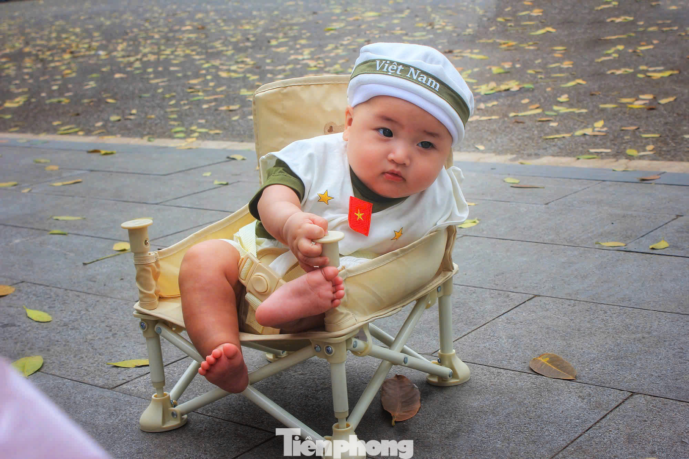 Gia đình chị Thanh Trúc (28 tuổi, Bắc Giang) đưa con trai là bé Minh Đăng (5 tháng tuổi) cùng bé Minh Châu (2 tuổi) ra Hà Nội để chụp ảnh kỷ niệm vào dịp nghỉ lễ 30/4 - 1/5.