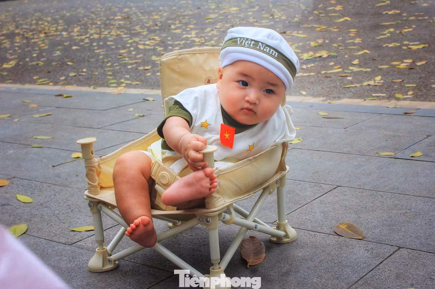 Gia đình chị Thanh Trúc (28 tuổi, Bắc Giang) đưa con trai là bé Minh Đăng (5 tháng tuổi) cùng bé Minh Châu (2 tuổi) ra Hà Nội để chụp ảnh kỷ niệm vào dịp nghỉ lễ 30/4 - 1/5. Gia đình chị Thanh Trúc (28 tuổi, Bắc Giang) đưa con trai là bé Minh Đăng (5 tháng tuổi) cùng bé Minh Châu (2 tuổi) ra Hà Nội để chụp ảnh kỷ niệm vào dịp nghỉ lễ 30/4 - 1/5.