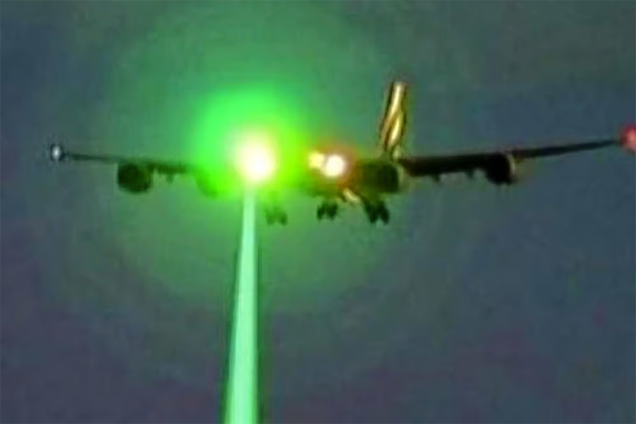 UBND tỉnh Quảng Nam vừa yêu cầu các địa phương, công an tỉnh tăng cường kiểm tra, ngăn chặn hành vi chiếu đèn laser vào máy bay. Ảnh: Standard.