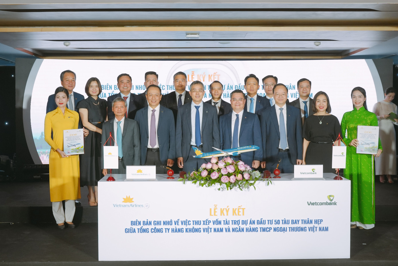 Vietnam Airlines và Vietcombank vừa ký biên bản ghi nhớ, về việc hợp tác thu xếp vốn cho dự án mua 50 máy bay thân hẹp. Ảnh: VNA. Vietnam Airlines và Vietcombank vừa ký biên bản ghi nhớ, về việc hợp tác thu xếp vốn cho dự án mua 50 máy bay thân hẹp. Ảnh: VNA.