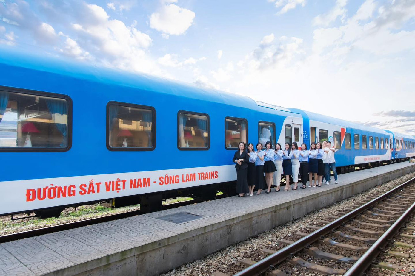 Trước dịp nghỉ lễ 30/4 - 1/5 năm nay VNR sẽ đưa đoàn tàu chất lượng cao Sông Lam trên tuyến Hà Nội - Vinh vào khai thác. Ảnh: VNR. Trước dịp nghỉ lễ 30/4 - 1/5 năm nay VNR sẽ đưa đoàn tàu chất lượng cao Sông Lam trên tuyến Hà Nội - Vinh vào khai thác. Ảnh: VNR.