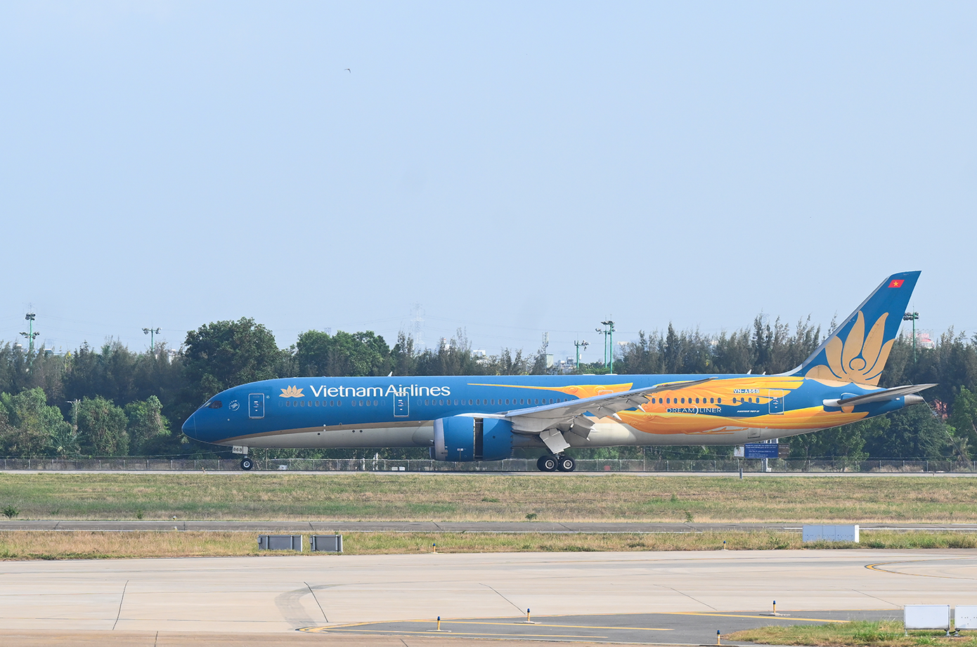 Vietnam Airlines cho biết, chuyến bay VN244 khai trương nhà ga T3 - Cảng hàng không quốc tế Tân Sơn Nhất được khai thác bằng máy bay Boeing 787-9, mang biểu tượng Chim Lạc chở theo 229 hành khách đã cất cánh lúc 9h30 từ nhà ga T3. Ảnh: VNA.