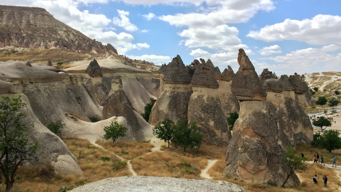 Những ống khói tiên ở Cappadocia, miền trung Thổ Nhĩ Kỳ là một kỳ quan địa chất. Theo CNN Travel, thực chất các ống khói tiên là những cột đá bazan. Chúng là kết quả của quá trình xói mòn lớp đá mềm xung quanh qua hàng ngàn năm, tạo nên những tòa tháp hư ảo. Ảnh: AP. Những ống khói tiên ở Cappadocia, miền trung Thổ Nhĩ Kỳ là một kỳ quan địa chất. Theo CNN Travel, thực chất các ống khói tiên là những cột đá bazan. Chúng là kết quả của quá trình xói mòn lớp đá mềm xung quanh qua hàng ngàn năm, tạo nên những tòa tháp hư ảo. Ảnh: AP.