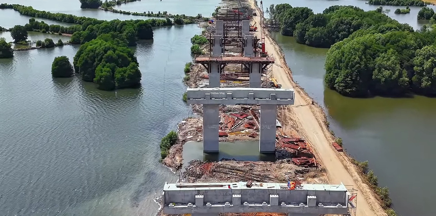 Các trụ cầu cạn đường dẫn cũng đã được thi công xong, chờ lao lắp dầm. Ảnh: Đình Võ