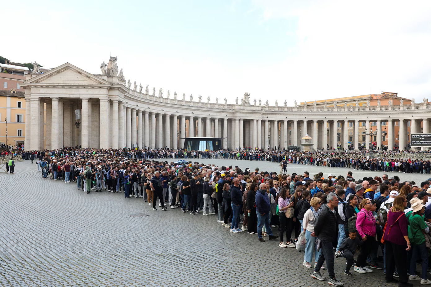 Hình ảnh trước Vương cung thánh đường Peter ở Vatican.