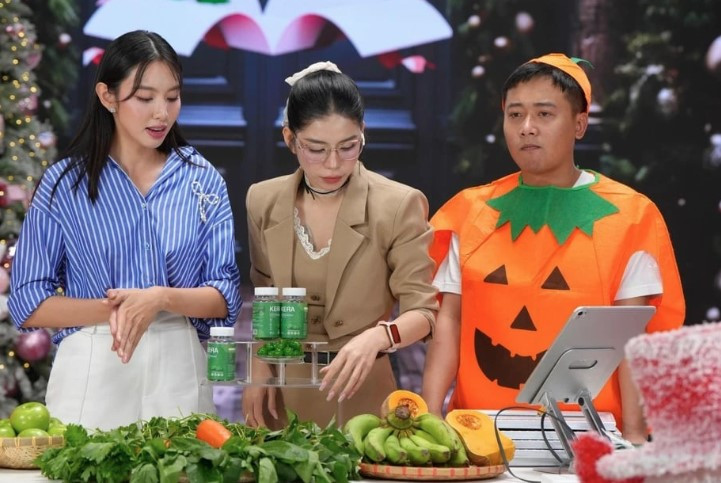 Một phiên livestream bán kẹo rau Kera của Quang Linh Vlogs, Hằng du mục và hoa hậu Thùy Tiên. Ảnh: Chụp màn hình Tiktok.