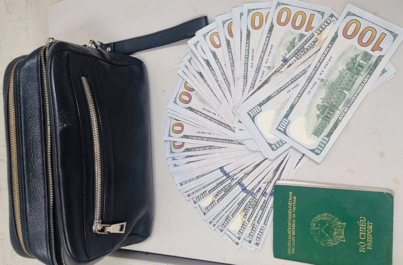 Chiếc ví chứa 8.000 USD bị bỏ quên tại sân bay Nội Bài. Ảnh: NIA.