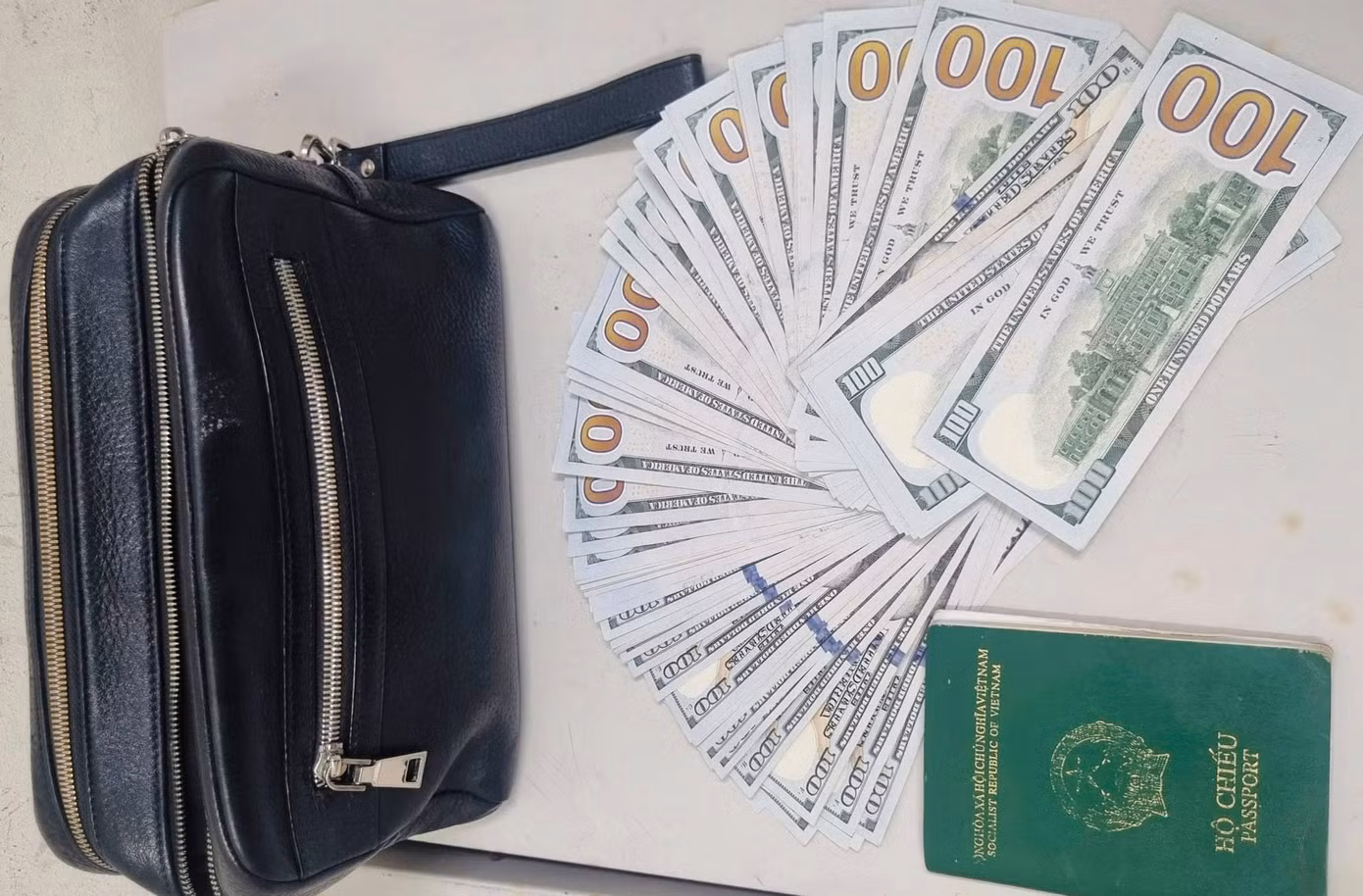 Chiếc ví chứa 8.000 USD bị bỏ quên tại sân bay Nội Bài. Ảnh: NIA.