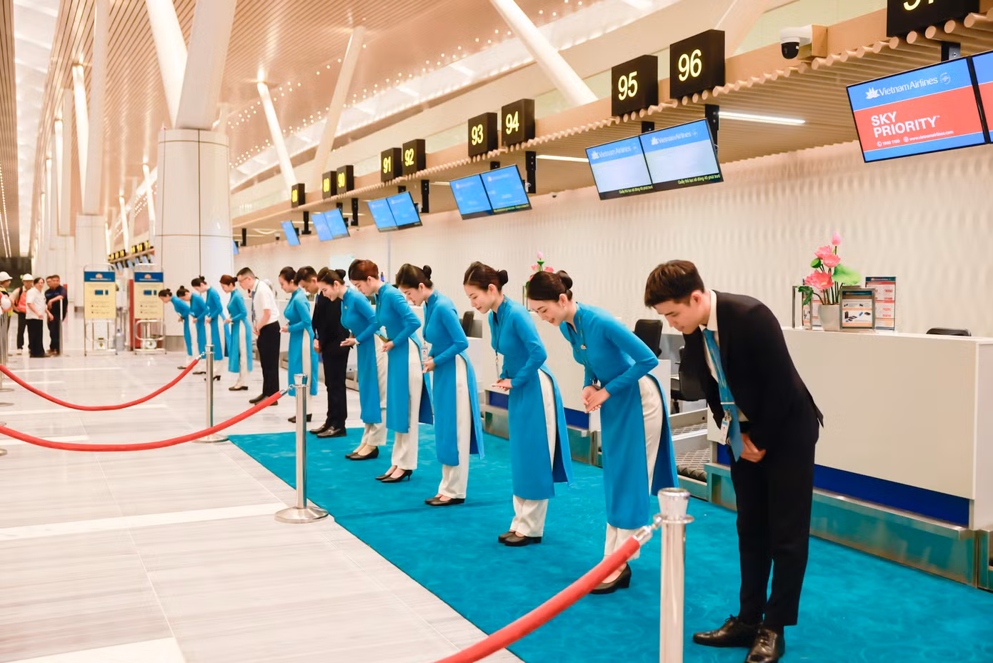 Đại diện Vietnam Airlines cho biết thời gian tới hãng sẽ tiếp tục cập nhật lộ trình chuyển khai thác các đường bay nội địa khác sang nhà ga T3, sẽ thông báo rộng rãi đến hành khách qua các kênh chính thức. Đại diện Vietnam Airlines cho biết thời gian tới hãng sẽ tiếp tục cập nhật lộ trình chuyển khai thác các đường bay nội địa khác sang nhà ga T3, sẽ thông báo rộng rãi đến hành khách qua các kênh chính thức.