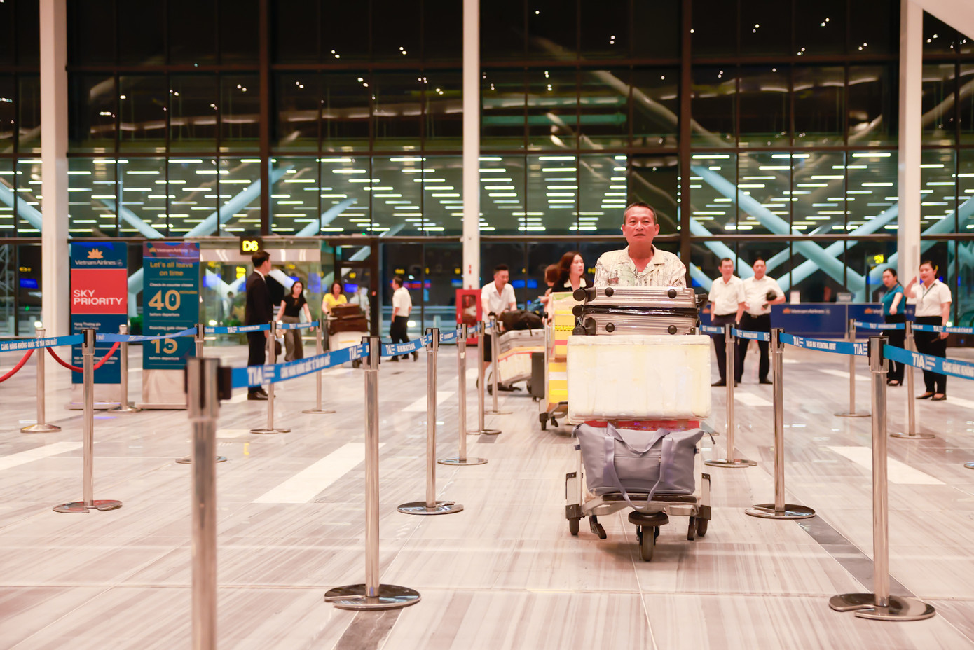 Không chỉ chị Hương mà những hành khách đầu tiên đến và rời đi từ nhà ga T3 cũng bày tỏ sự ngạc nhiên về không gian rộng rãi, thoáng đãng; khu vực làm thủ tục được bố trí khoa học, giúp cho di chuyển dễ dàng và nhanh chóng.