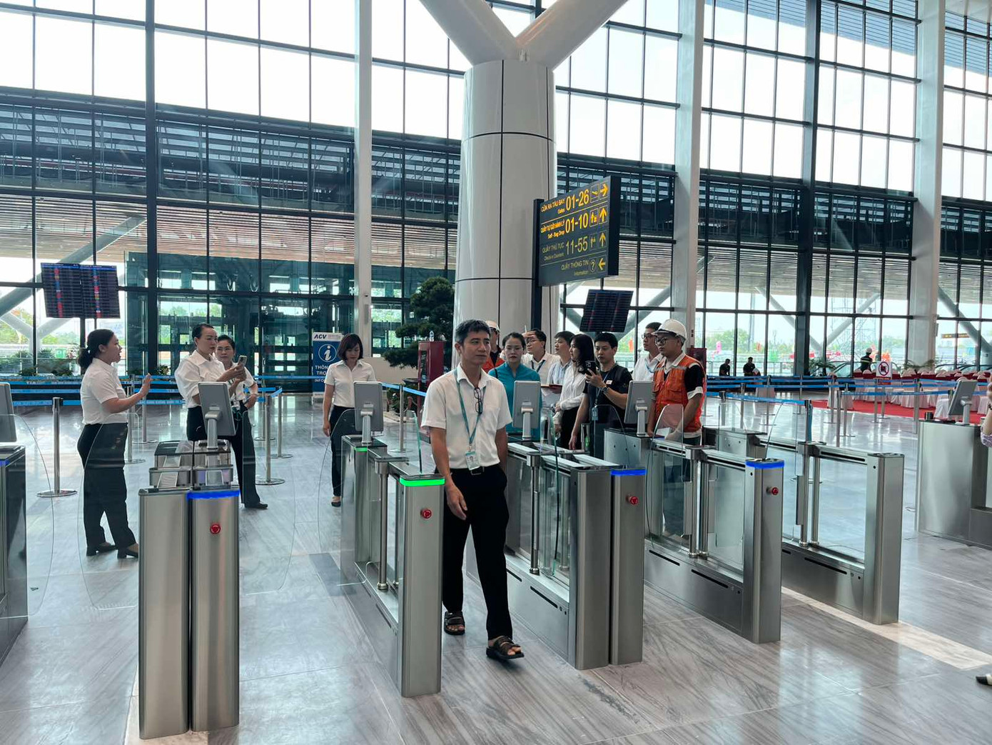 Tính năng dịch vụ hàng không tích hợp trên VNeID cho phép hành khách mua vé, check-in, qua cửa kiểm soát an ninh và cửa lên máy bay theo hình thức không chạm. Ảnh: VNA.