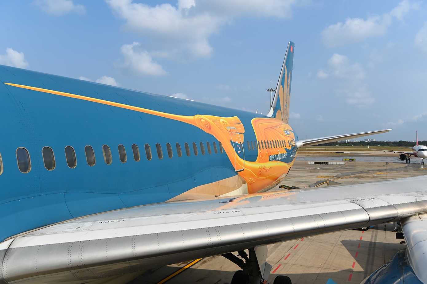 Tại sự kiện, ông Đặng Ngọc Hòa - Chủ tịch HĐQT Vietnam Airlines - chia sẻ: “Việc nhà ga T3 chính thức đi vào hoạt động là bước tiến lớn trong quá trình hiện đại hóa hạ tầng hàng không. Vietnam Airlines rất vinh dự được đồng hành bằng chuyến bay đặc biệt mang hình ảnh Chim Lạc - biểu tượng khát vọng bay cao của dân tộc, đúng vào dịp hướng tới kỷ niệm 50 năm thống nhất đất nước. Đây là minh chứng cho cam kết của chúng tôi trong việc nâng cao chất lượng dịch vụ, tiên phong đổi mới và lan tỏa bản sắc Việt trên hành trình vươn ra thế giới". Ảnh: VNA.