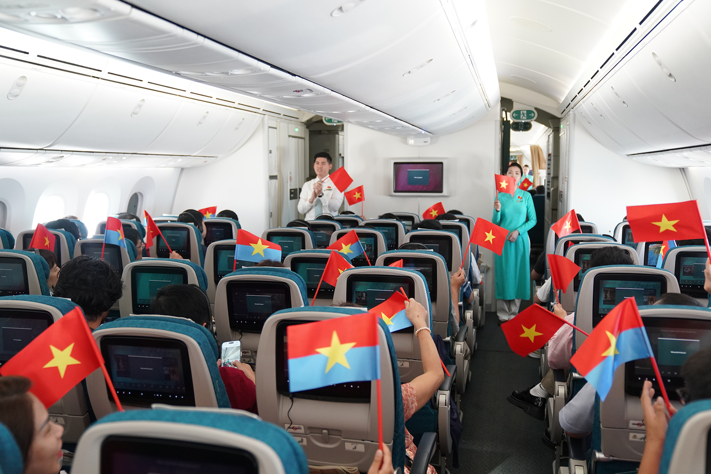 Cờ đỏ sao vàng tung bay rợp khoang cabin, mang theo niềm tự hào và khí thế hào hùng trong chuyến bay đặc biệt ngày 30/4 của Vietnam Airlines. Ảnh: VNA. Cờ đỏ sao vàng tung bay rợp khoang cabin, mang theo niềm tự hào và khí thế hào hùng trong chuyến bay đặc biệt ngày 30/4 của Vietnam Airlines. Ảnh: VNA.