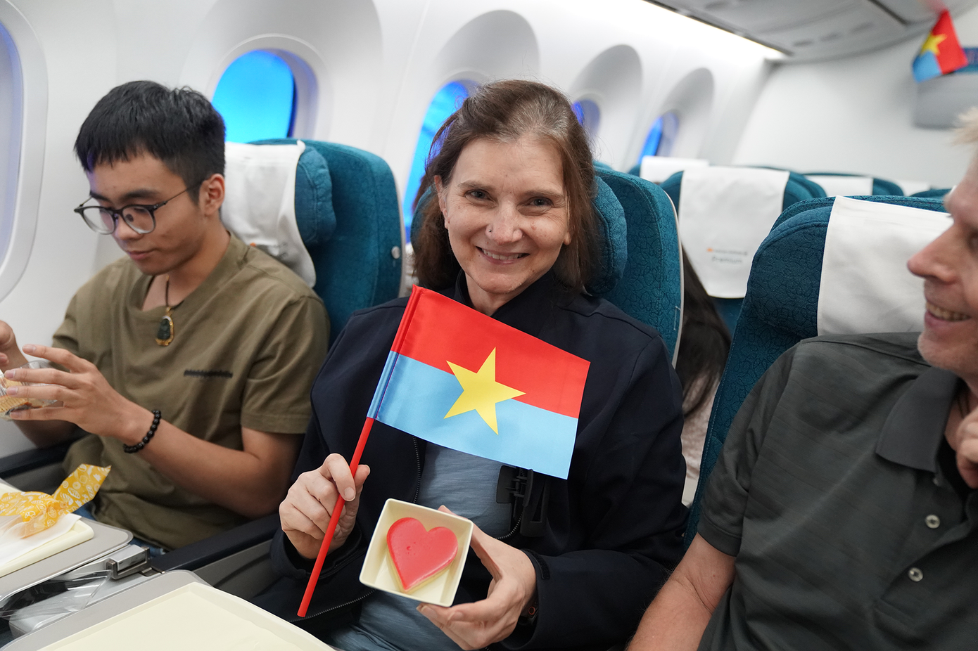 Không chỉ gia đình chị Quỳnh, nhiều hành khách trên chuyến bay cũng cảm nhận được không khí rộn ràng của ngày đại lễ. Ảnh: VNA. Không chỉ gia đình chị Quỳnh, nhiều hành khách trên chuyến bay cũng cảm nhận được không khí rộn ràng của ngày đại lễ. Ảnh: VNA.